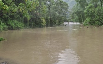 दार्चुलाको नौगाडमा खोला थुनिँदा बस्ती जोखिममा 